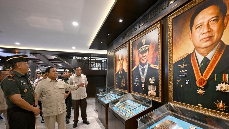 Presiden Republik Indonesia Prabowo Subianto meresmikan renovasi museum dan perpustakaan Sekolah Staf dan Komando Angkatan Darat di Kota Bandung, Senin (25/5/2026).