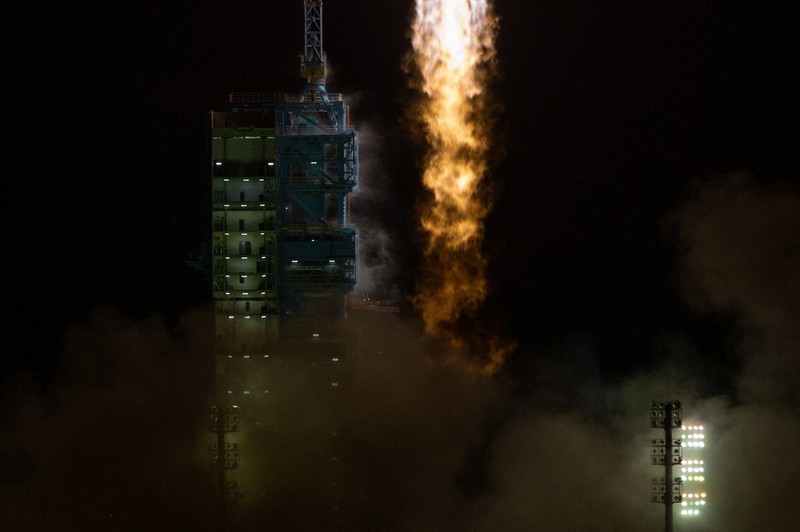 Para astronot Zhu Yangzhu, Zhang Zhiyuan, dan Lai Ka-ying, yang merupakan astronot pertama dari Hong Kong, melambaikan tangan selama upacara pelepasan sebelum mengikuti misi penerbangan luar angkasa Shenzhou-23 ke stasiun ruang angkasa Tiangong China, di Pusat Peluncuran Satelit Jiuquan, dekat Jiuquan, provinsi Gansu, China, 24 Mei 2026. (REUTERS/Maxim Shemetov)