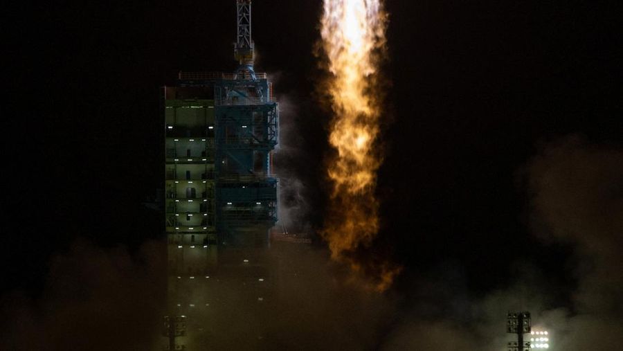 Roket Long March 2F yang membawa wahana antariksa Shenzhou-23 dengan astronot Zhu Yangzhu, Zhang Zhiyuan, dan Lai Ka-ying, yang merupakan astronot pertama dari Hong Kong, lepas landas menuju stasiun ruang angkasa Tiangong di Tiongkok dari landasan peluncuran di Pusat Peluncuran Satelit Jiuquan, dekat Jiuquan, provinsi Gansu, Tiongkok, 24 Mei 2026.