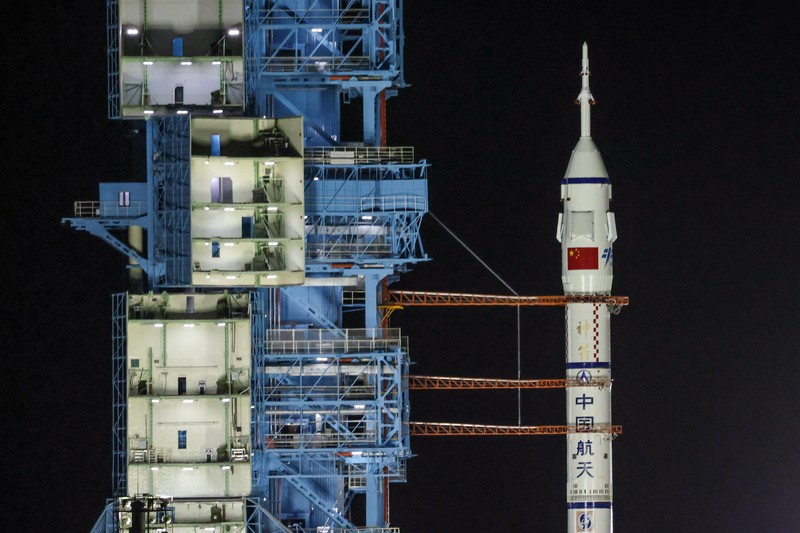 Para astronot Zhu Yangzhu, Zhang Zhiyuan, dan Lai Ka-ying, yang merupakan astronot pertama dari Hong Kong, melambaikan tangan selama upacara pelepasan sebelum mengikuti misi penerbangan luar angkasa Shenzhou-23 ke stasiun ruang angkasa Tiangong China, di Pusat Peluncuran Satelit Jiuquan, dekat Jiuquan, provinsi Gansu, China, 24 Mei 2026. (REUTERS/Maxim Shemetov)