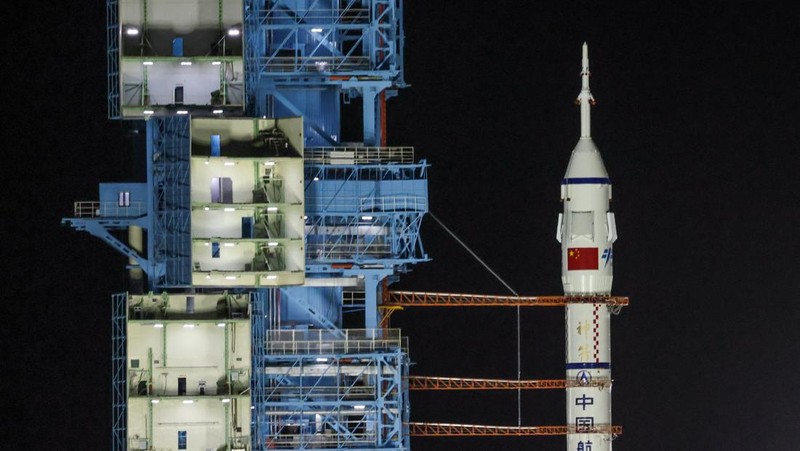 Roket Long March 2F yang membawa wahana antariksa Shenzhou-23 dengan astronot Zhu Yangzhu, Zhang Zhiyuan, dan Lai Ka-ying, yang merupakan astronot pertama dari Hong Kong, sebelum lepas landas menuju stasiun ruang angkasa Tiangong China dari landasan peluncuran di Pusat Peluncuran Satelit Jiuquan, dekat Jiuquan, provinsi Gansu, China, 24 Mei 2026.