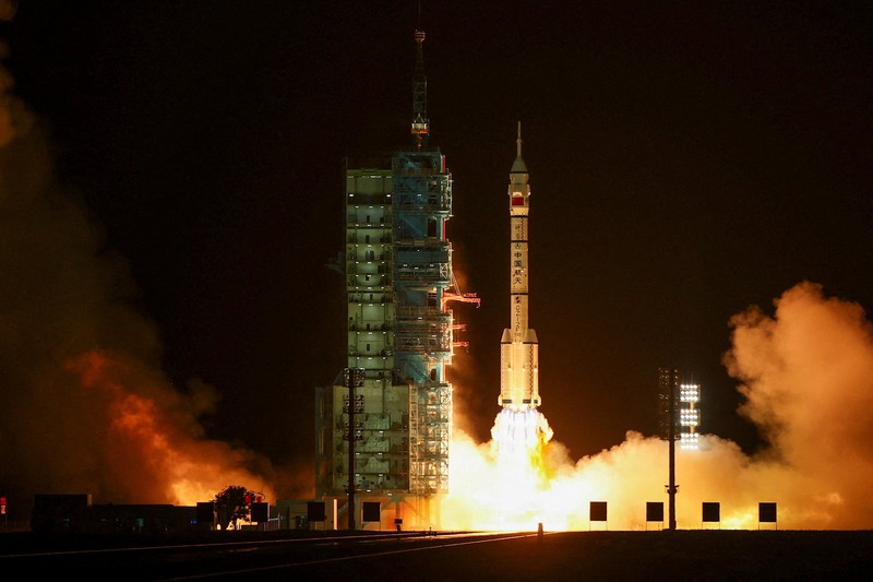 Para astronot Zhu Yangzhu, Zhang Zhiyuan, dan Lai Ka-ying, yang merupakan astronot pertama dari Hong Kong, melambaikan tangan selama upacara pelepasan sebelum mengikuti misi penerbangan luar angkasa Shenzhou-23 ke stasiun ruang angkasa Tiangong China, di Pusat Peluncuran Satelit Jiuquan, dekat Jiuquan, provinsi Gansu, China, 24 Mei 2026. (REUTERS/Maxim Shemetov)
