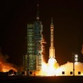 Roket Long March 2F yang membawa wahana antariksa Shenzhou-23 dengan taikonaut Zhu Yangzhu, Zhang Zhiyuan, dan Lai Ka-ying, lepas landas menuju stasiun ruang angkasa Tiangong.