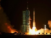 Roket Long March 2F yang membawa wahana antariksa Shenzhou-23 dengan taikonaut Zhu Yangzhu, Zhang Zhiyuan, dan Lai Ka-ying, lepas landas menuju stasiun ruang angkasa Tiangong.