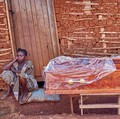 Seorang wanita Kongo bereaksi di luar rumah seorang pria yang meninggal karena Ebola, sambil menunggu petugas medis mengambil jenazahnya, sementara badan-badan bantuan meningkatkan upaya untuk menahan wabah Ebola baru yang melibatkan strain Bundibugy