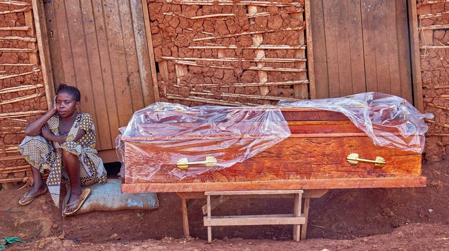 Seorang wanita Kongo bereaksi di luar rumah seorang pria yang meninggal karena Ebola, sambil menunggu petugas medis mengambil jenazahnya, sementara badan-badan bantuan meningkatkan upaya untuk menahan wabah Ebola baru yang melibatkan strain Bundibugy
