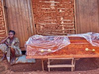 Seorang wanita Kongo bereaksi di luar rumah seorang pria yang meninggal karena Ebola, sambil menunggu petugas medis mengambil jenazahnya, sementara badan-badan bantuan meningkatkan upaya untuk menahan wabah Ebola baru yang melibatkan strain Bundibugy
