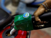 Stasiun minyak dan bahan bakar Bharat Petroleum di Kolkata, India. (REUTERS/Sahiba Chawdhary/File Photo)