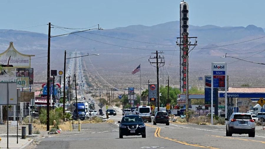 Struktur setinggi 134 kaki itu menjulang di atas Interstate 15 di Gurun Mojave. (AFP-)