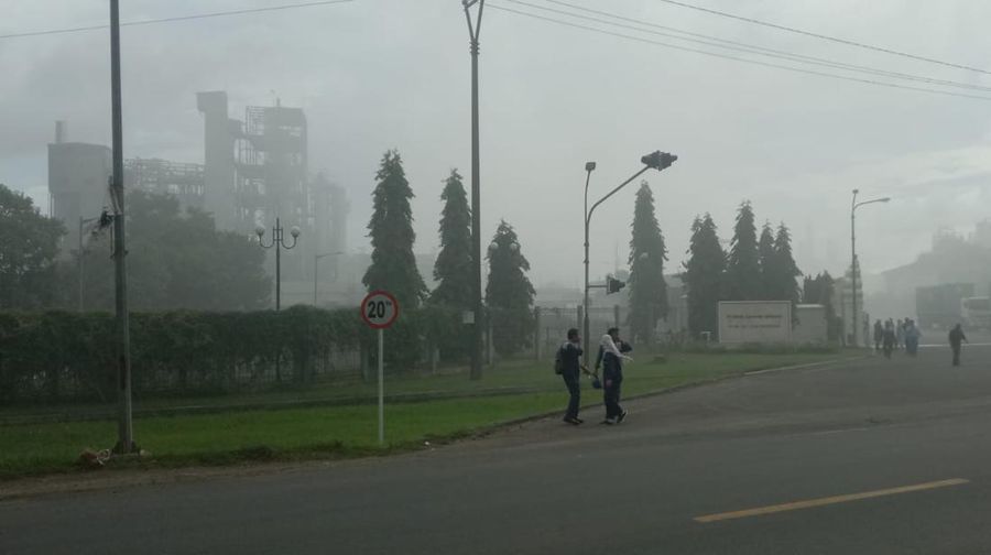 Suasana di sekitar pabrik kimia terlihat usai terjadi ledakan di Cilegon, Senin (25/5/2026). (Dok. Detikcom/Iqbal)