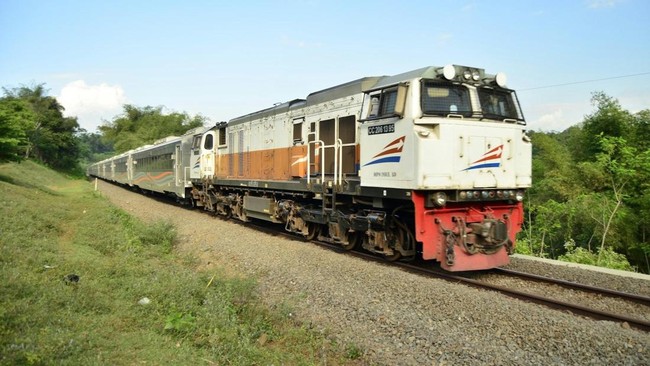 Tips Bebas Pegal Saat Tak Dapat Kursi di Kereta Lokal Malang-Surabaya