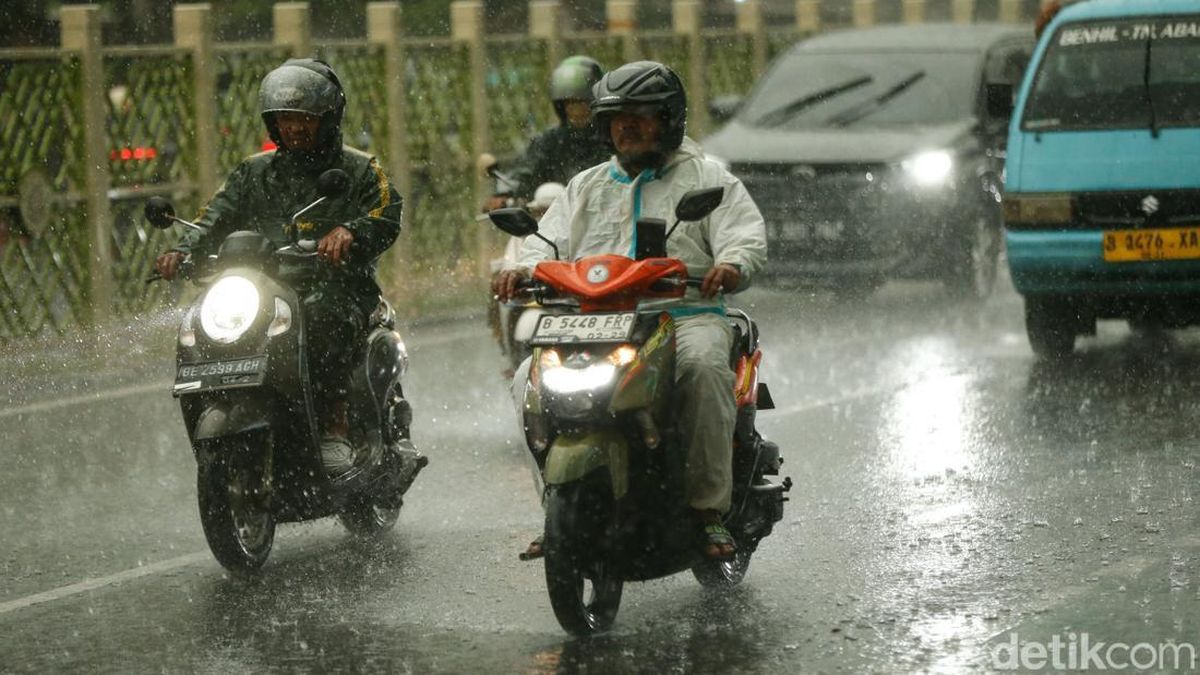 Prakiraan Cuaca BMKG: Jaksel Diprediksi Hujan Ringan Hari Ini — NadiKabar.com