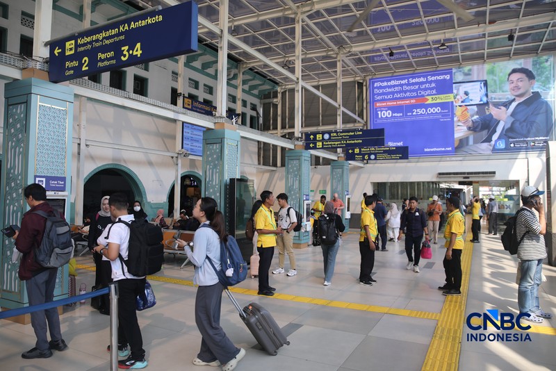 Calon tiba di peron Stasiun Pasar Senen, Jakarta, Selasa (26/5/2026). (CNBC Indonesia/Faisal Rahman)
