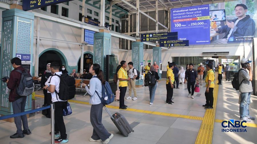 Calon tiba di peron Stasiun Pasar Senen, Jakarta, Selasa (26/5/2026).