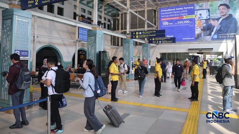 Calon tiba di peron Stasiun Pasar Senen, Jakarta, Selasa (26/5/2026).