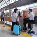 Calon tiba di peron Stasiun Pasar Senen, Jakarta, Selasa (26/5/2026). (CNBC Indonesia/Faisal Rahman)