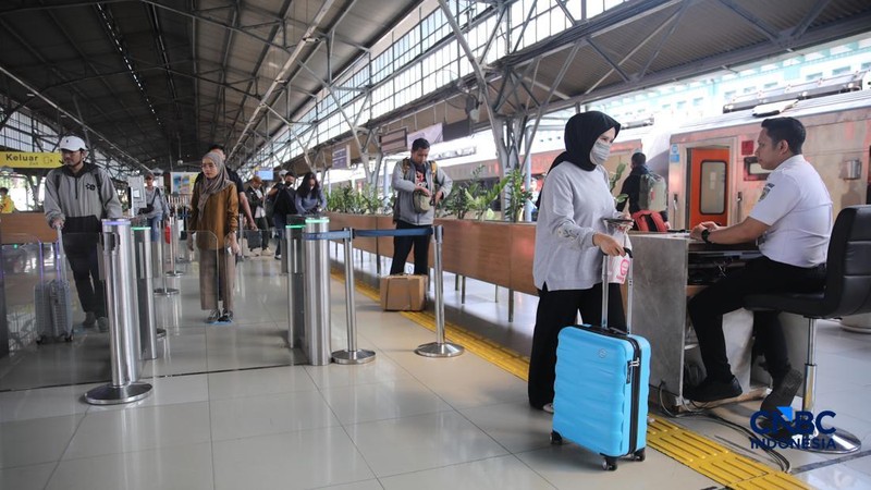 Calon tiba di peron Stasiun Pasar Senen, Jakarta, Selasa (26/5/2026).