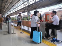 Calon tiba di peron Stasiun Pasar Senen, Jakarta, Selasa (26/5/2026). (CNBC Indonesia/Faisal Rahman)