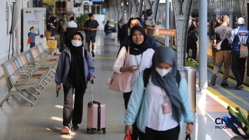 Calon tiba di peron Stasiun Pasar Senen, Jakarta, Selasa (26/5/2026). (CNBC Indonesia/Faisal Rahman)