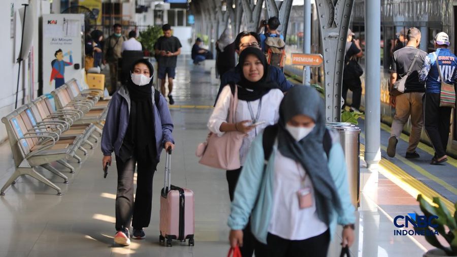 Calon tiba di peron Stasiun Pasar Senen, Jakarta, Selasa (26/5/2026). (CNBC Indonesia/Faisal Rahman)