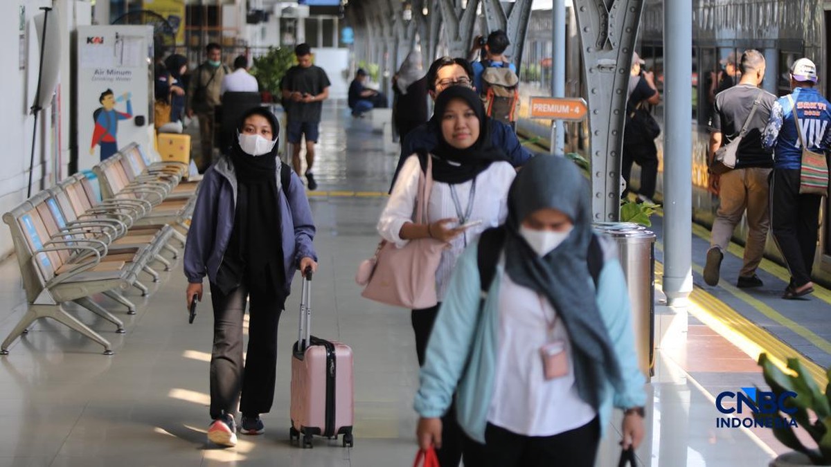 Penampakan Kesibukan di Stasiun Pasar Senen Jelang Libur Iduladha