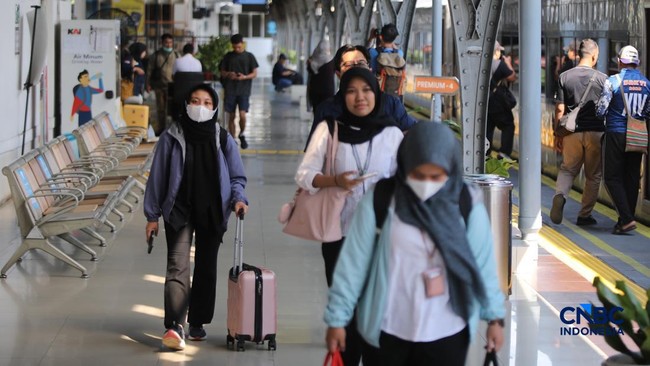Penampakan Kesibukan di Stasiun Pasar Senen Jelang Libur Iduladha