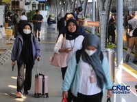 Calon tiba di peron Stasiun Pasar Senen, Jakarta, Selasa (26/5/2026). (CNBC Indonesia/Faisal Rahman)