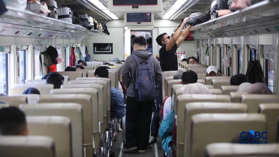 Calon tiba di peron Stasiun Pasar Senen, Jakarta, Selasa (26/5/2026).