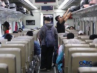 Calon tiba di peron Stasiun Pasar Senen, Jakarta, Selasa (26/5/2026). (CNBC Indonesia/Faisal Rahman)