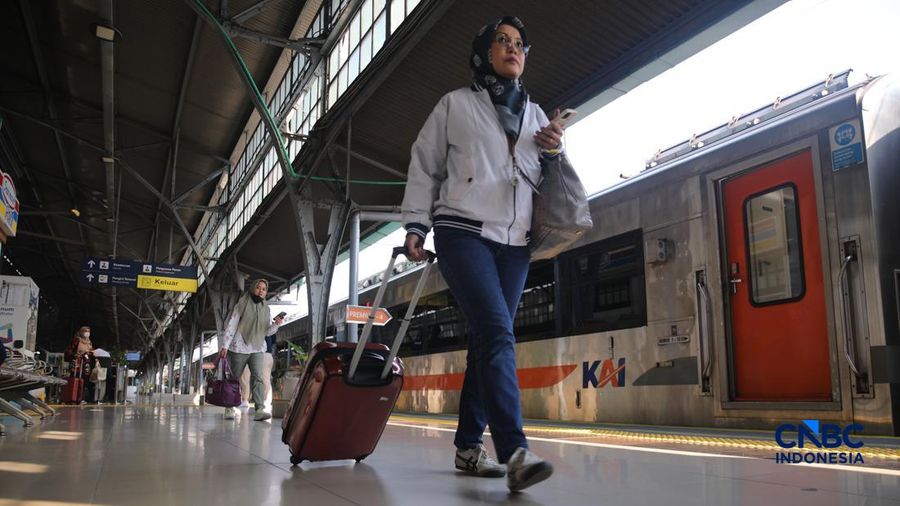 Calon tiba di peron Stasiun Pasar Senen, Jakarta, Selasa (26/5/2026).