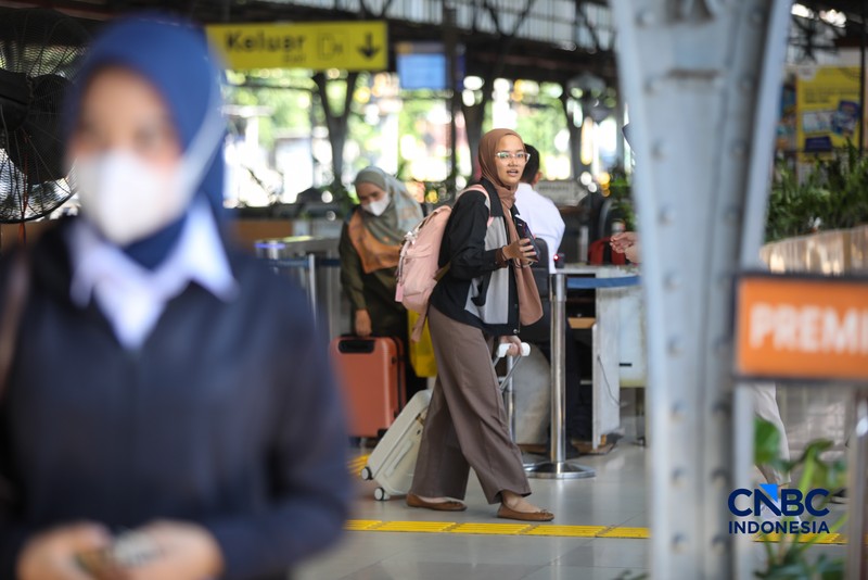 Calon tiba di peron Stasiun Pasar Senen, Jakarta, Selasa (26/5/2026). (CNBC Indonesia/Faisal Rahman)