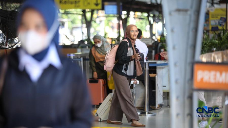 Calon tiba di peron Stasiun Pasar Senen, Jakarta, Selasa (26/5/2026).
