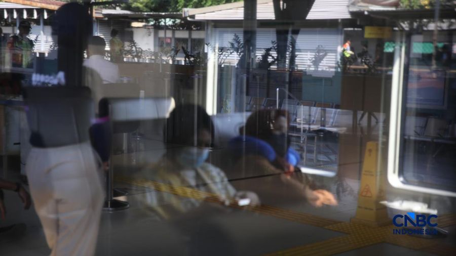 Calon tiba di peron Stasiun Pasar Senen, Jakarta, Selasa (26/5/2026).