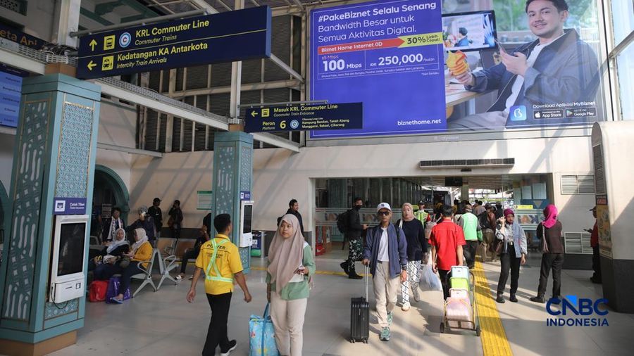 Calon tiba di peron Stasiun Pasar Senen, Jakarta, Selasa (26/5/2026). (CNBC Indonesia/Faisal Rahman)