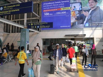 Calon tiba di peron Stasiun Pasar Senen, Jakarta, Selasa (26/5/2026). (CNBC Indonesia/Faisal Rahman)