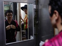 Ilustrasi gay. (REUTERS/Michele Spatari)