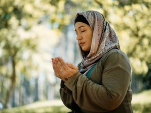 14 Dzikir dan Doa Pelunas Utang, Amalkan Agar Rezeki Lancar!