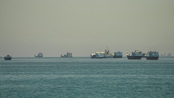 Vessels anchored at the Strait of Hormuz, as seen from Musandam, Oman, May 25, 2026. REUTERS/Stringer REFILE - CORRECTING INFORMATION FROM "VESSELS SAILING THROUGH THE STRAIT OF HORMUZ" TO "VESSELS ANCHORED AT THE STRAIT OF HORMUZ".