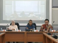 Juru Bicara Kemenperin, Febri Hendri Antoni Arief (tengah) dalam konferensi pers IKI Mei 2026, Selasa (26/5/2026). (Tangkapan Layar Youtube/Kementerian Perindustrian RI)