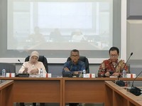 Juru Bicara Kemenperin, Febri Hendri Antoni Arief (tengah) dalam konferensi pers IKI Mei 2026, Selasa (26/5/2026). (Tangkapan Layar Youtube/Kementerian Perindustrian RI)