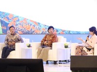 Ketua Dewan Komisioner OJK Friderica Widyasari Dewi dalam sambutannya pada Konferensi Nasional Pengembangan Ekonomi Daerah (KNPED) 2026 dengan tema ‘Akselerasi Pertumbuhan Ekonomi Daerah melalui Sinergi Kebijakan Lintas Sektor’ di Balai Kartini,
