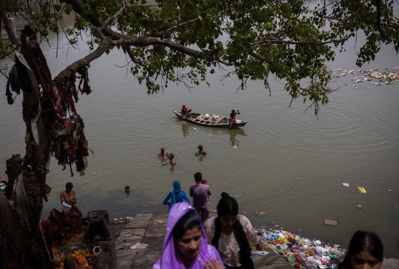 Orang-orang berenang di kolam renang umum pada hari musim panas yang terik di New Delhi, India, 25 Mei 2026. (REUTERS/Adnan Abidi)