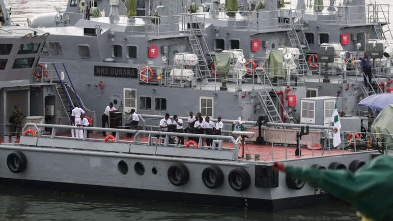 Para anggota Angkatan Laut Nigeria berdiri di atas kapal angkatan laut selama latihan di luar pelabuhan yang menandai peringatan 70 tahun angkatan laut di sepanjang garis pantai Atlantik di Lagos, Nigeria, 25 Mei 2026.