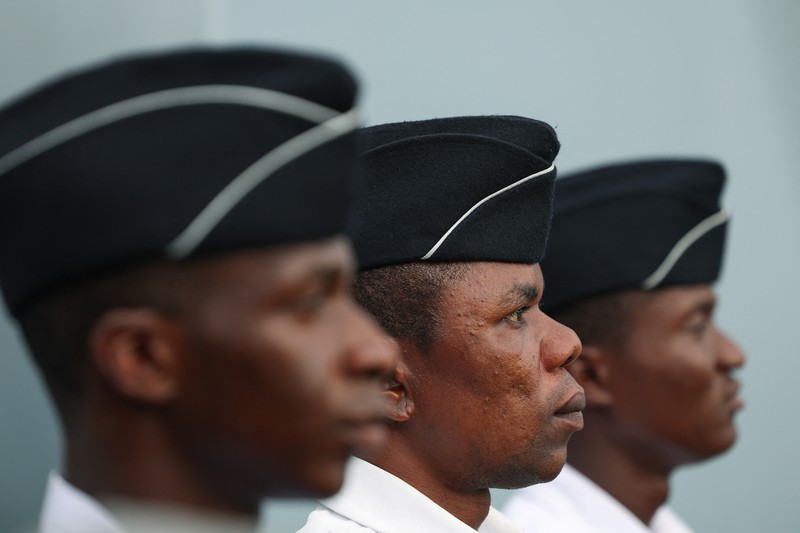 Para tamu menyaksikan anggota Unit Penerbangan Angkatan Laut Nigeria dan Layanan Perahu Khusus melakukan latihan di samping NNS Kada, kapal operasional terbesar angkatan laut, selama latihan di luar pelabuhan yang menandai peringatan 70 tahun angkatan laut di sepanjang garis pantai Atlantik di Lagos, Nigeria, 25 Mei 2026. (REUTERS/Sodiq Adelakun)