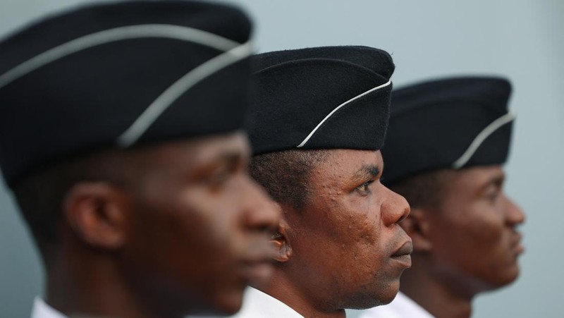 Para anggota Angkatan Laut Nigeria berjaga di atas NNS Kada, kapal operasional terbesar angkatan laut, selama latihan di luar pelabuhan yang menandai peringatan 70 tahun angkatan laut di sepanjang garis pantai Atlantik di Lagos, Nigeria, 25 Mei 2026.