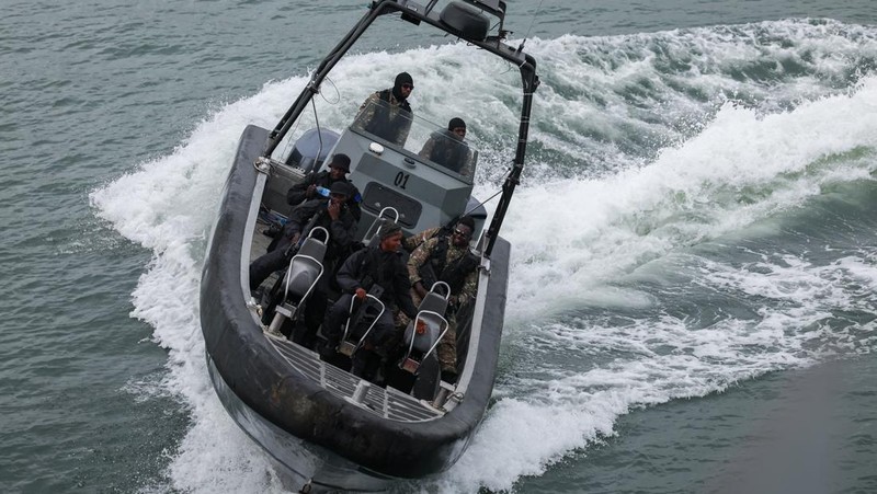Para anggota Satuan Perahu Khusus Angkatan Laut Nigeria melakukan latihan di samping NNS Kada, kapal operasional terbesar angkatan laut tersebut, selama latihan di luar pelabuhan yang menandai peringatan 70 tahun angkatan laut di sepanjang garis pantai Atlantik di Lagos, Nigeria, 25 Mei 2026.