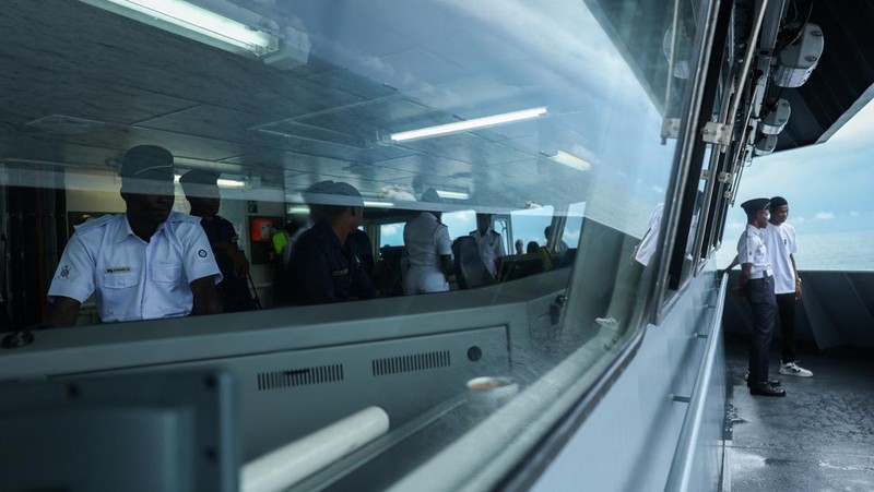 Para awak kapal mengemudikan NNS Kada milik Angkatan Laut Nigeria, kapal operasional terbesar angkatan laut tersebut, selama latihan di luar pelabuhan yang menandai peringatan 70 tahun angkatan laut di sepanjang garis pantai Atlantik di Lagos, Nigeria, 25 Mei 2026.