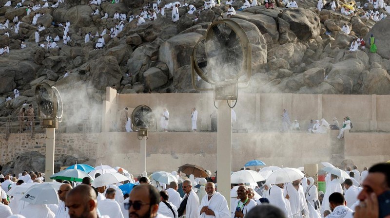 Para peziarah Muslim berkumpul di dekat kipas pengembun di Gunung Rahmat di dataran Arafat selama ibadah haji tahunan, di luar kota suci Mekah, Arab Saudi, 26 Mei 2026.