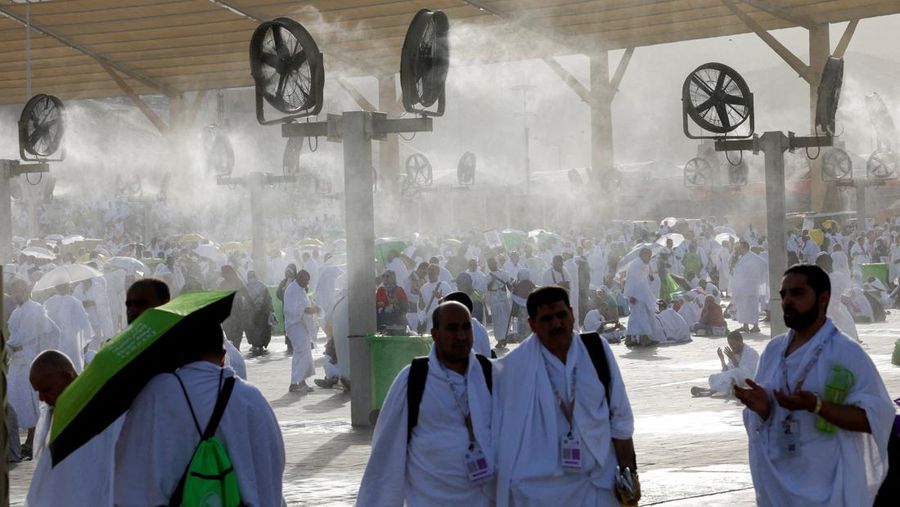 Para peziarah Muslim berkumpul di dekat kipas pengembun di Gunung Rahmat di dataran Arafat selama ibadah haji tahunan, di luar kota suci Mekah, Arab Saudi, 26 Mei 2026.
