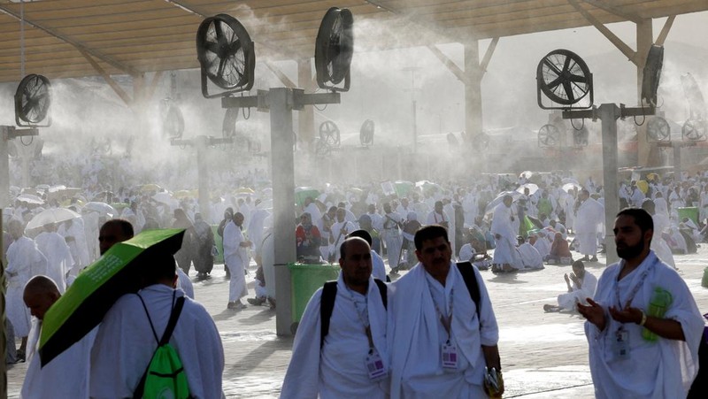 Para peziarah Muslim berkumpul di dekat kipas pengembun di Gunung Rahmat di dataran Arafat selama ibadah haji tahunan, di luar kota suci Mekah, Arab Saudi, 26 Mei 2026.